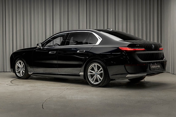 BMW i7 9 of 30