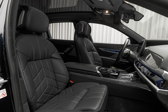 BMW i7 18 of 30