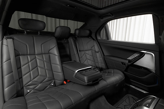 BMW i7 22 of 30