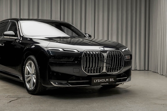 BMW i7 4 of 30