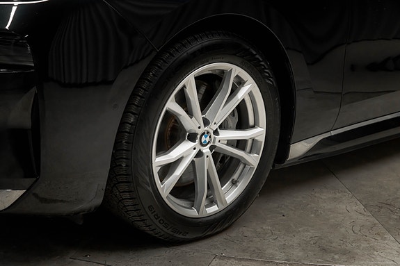 BMW i7 7 of 30