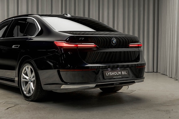 BMW i7 10 of 30