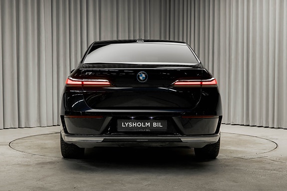 BMW i7 14 of 30