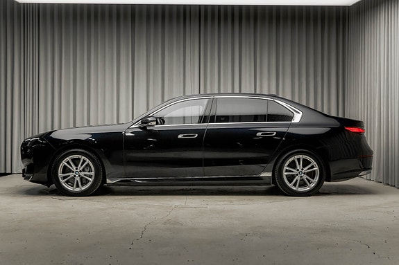 BMW i7 8 of 30