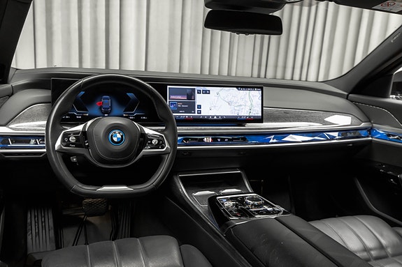 BMW i7 25 of 30