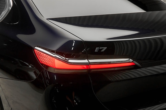 BMW i7 11 of 30