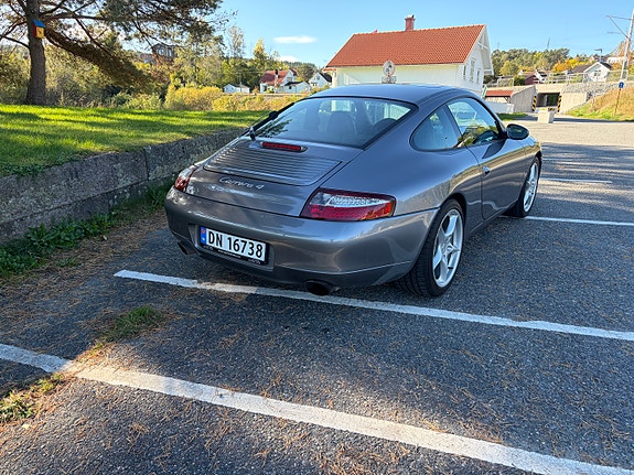 Porsche 911 Carrera 4 2 of 13