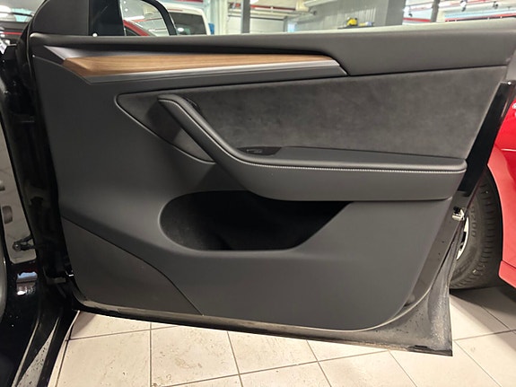 Tesla Model Y 22 of 30