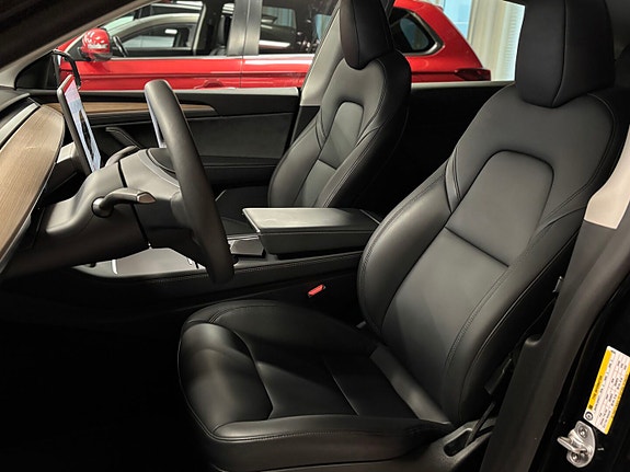 Tesla Model Y 14 of 30