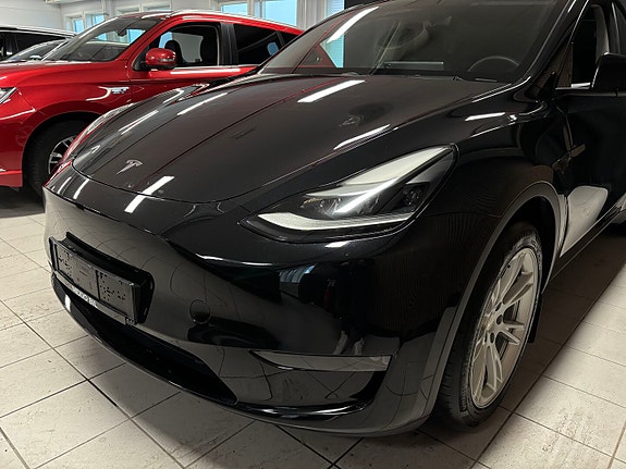 Tesla Model Y 10 of 30