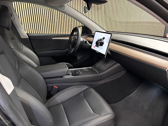Tesla Model Y 25 of 30