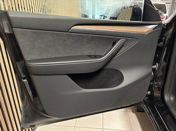Tesla Model Y 12 of 30