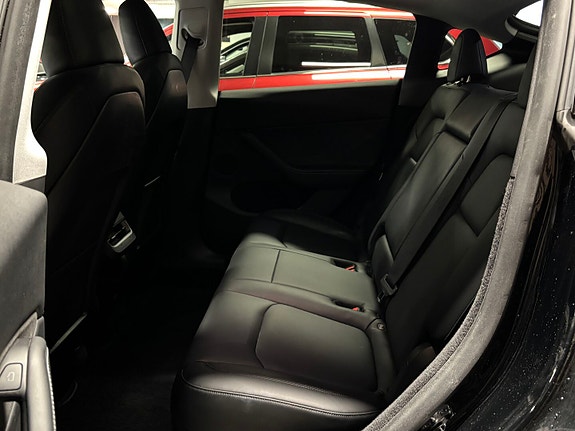 Tesla Model Y 16 of 30