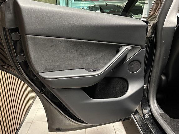 Tesla Model Y 15 of 30