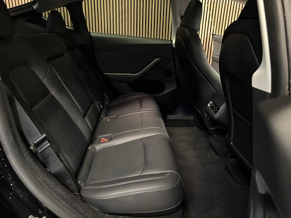Tesla Model Y 21 of 30