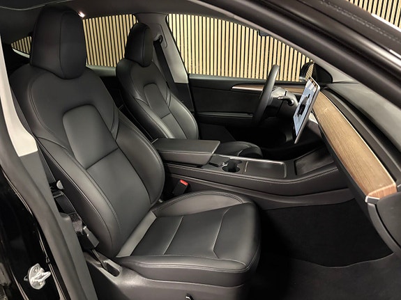 Tesla Model Y 24 of 30