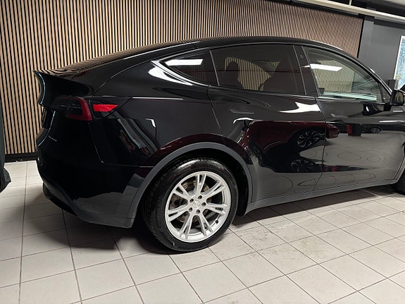 Tesla Model Y 6 of 30