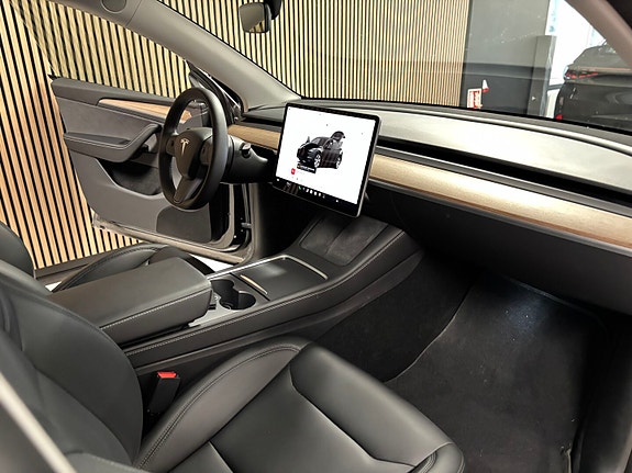 Tesla Model Y 23 of 30