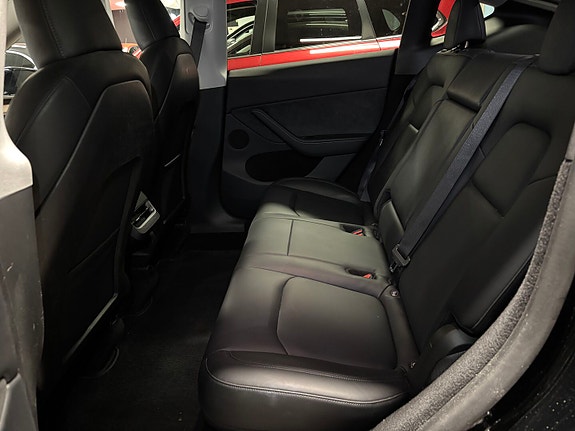 Tesla Model Y 17 of 30