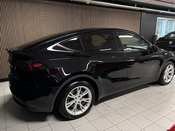 Tesla Model Y 4 of 30