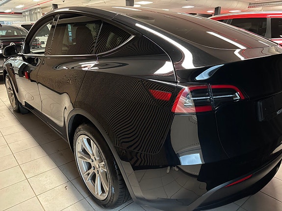 Tesla Model Y 9 of 30