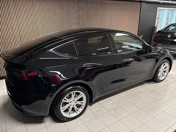 Tesla Model Y 7 of 30