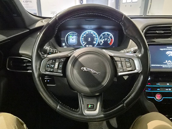 Jaguar F-PACE 17 of 30