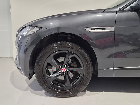 Jaguar F-PACE 7 of 30