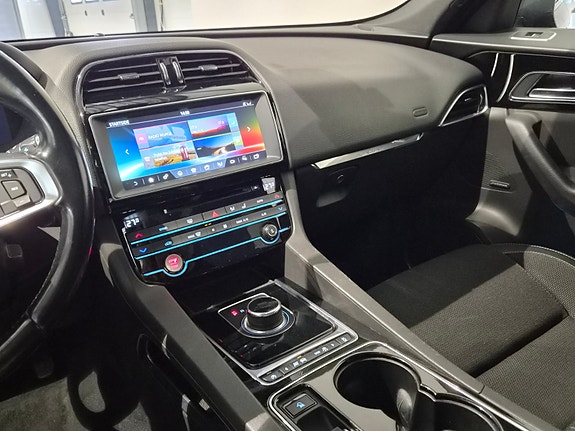 Jaguar F-PACE 19 of 30