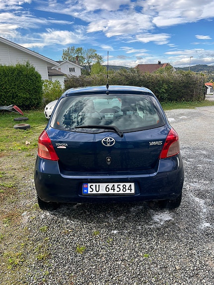 Toyota Yaris 10 of 16