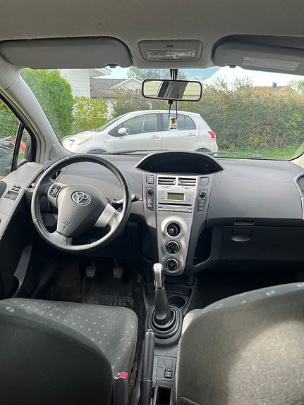 Toyota Yaris 9 of 16