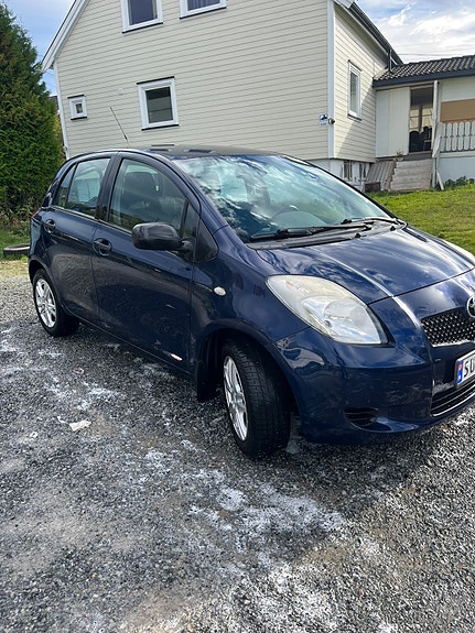 Toyota Yaris 2 of 16