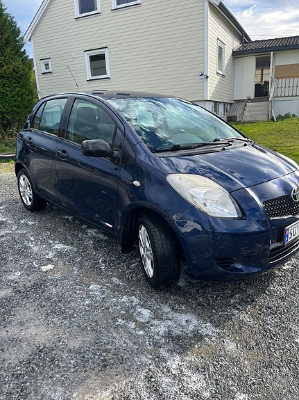 Toyota Yaris 3 of 16