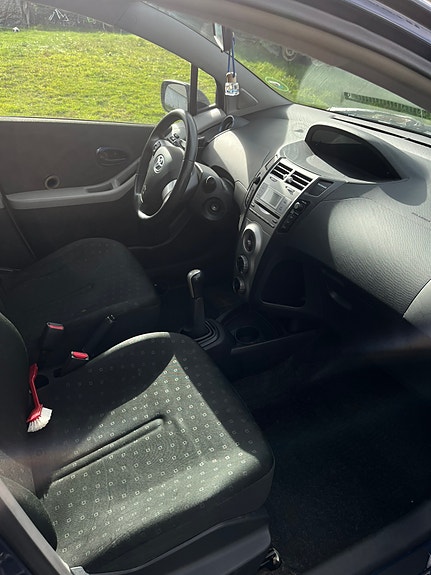 Toyota Yaris 7 of 16