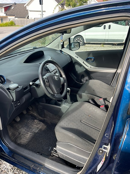 Toyota Yaris 14 of 16