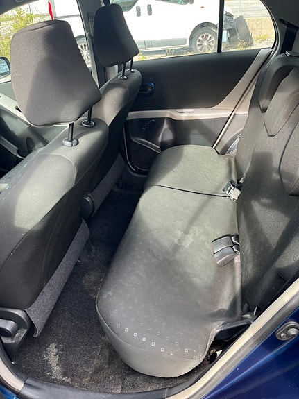 Toyota Yaris 13 of 16