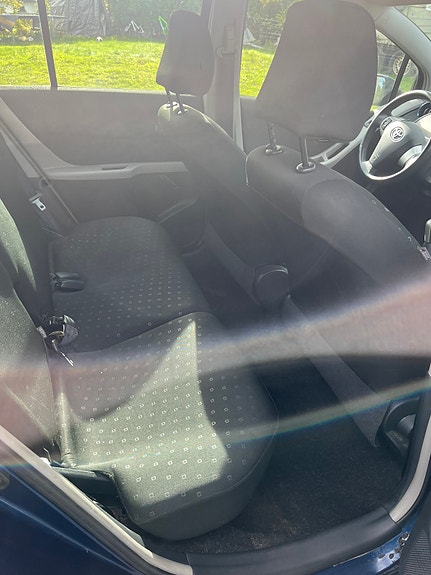 Toyota Yaris 8 of 16