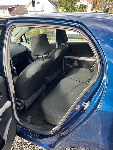 Toyota Yaris 12 of 16