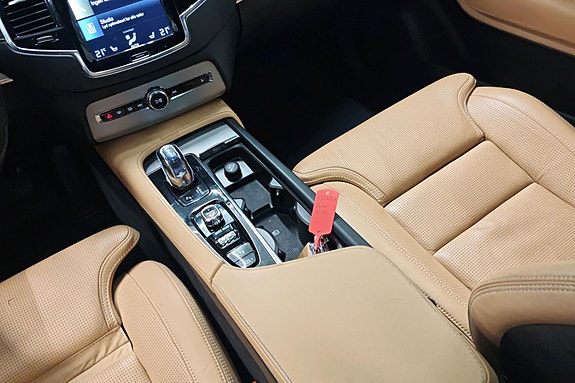 Volvo XC90 13 of 30