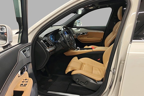 Volvo XC90 10 of 30