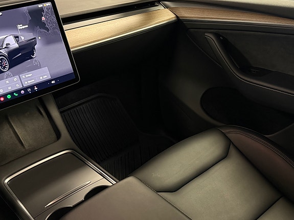 Tesla Model Y 22 of 30