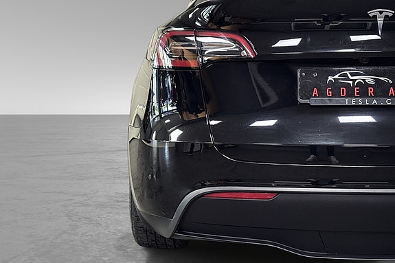 Tesla Model Y 12 of 30