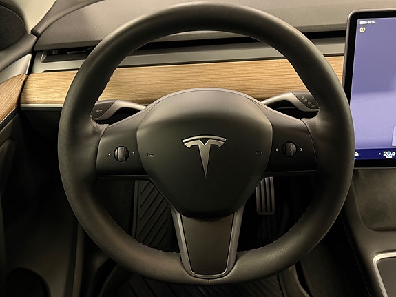 Tesla Model Y 21 of 30