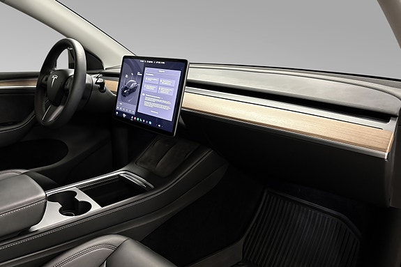 Tesla Model Y 16 of 30