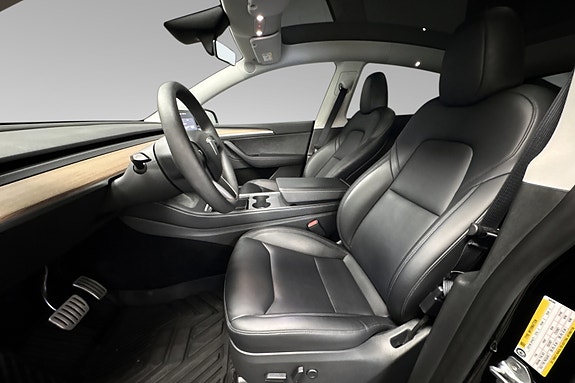 Tesla Model Y 14 of 30