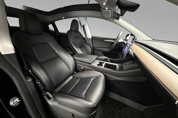 Tesla Model Y 17 of 30