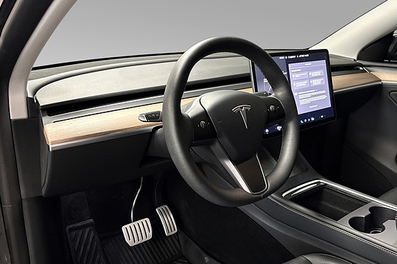 Tesla Model Y 13 of 30