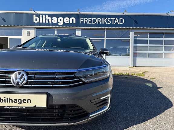 Volkswagen Passat 4 of 24
