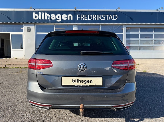 Volkswagen Passat 7 of 24