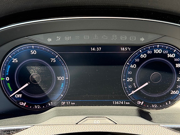 Volkswagen Passat 11 of 24